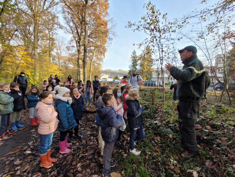 A Jouy en Josas, des plantations d’arbres réalisées avec les enfants des établissements de l’IME, du CTJ et du SESSAD.